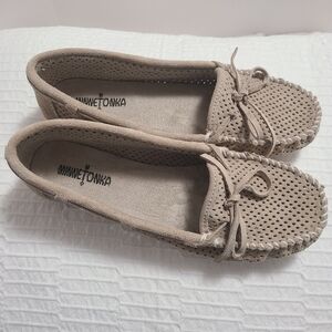 Minnetonka Women Comfort, Travel, Lightweight, Casual Leather Moccasin Size 10